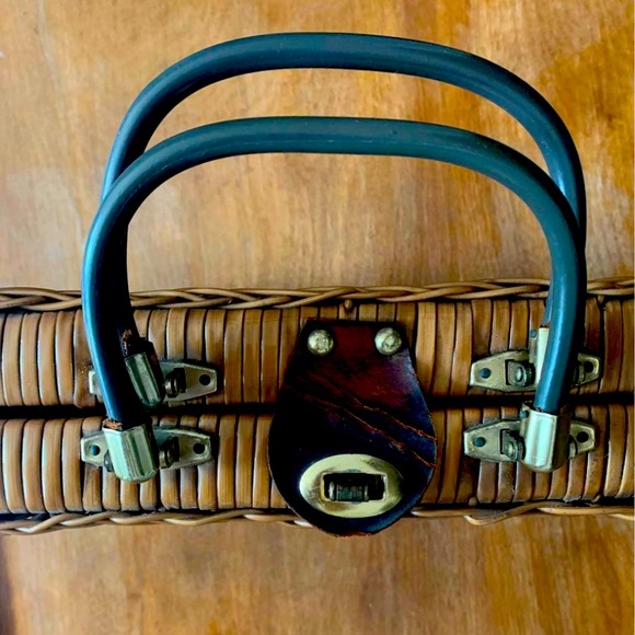 Vintage Handmade by British Hong Kong wicker clutch - Picture 3 of 3